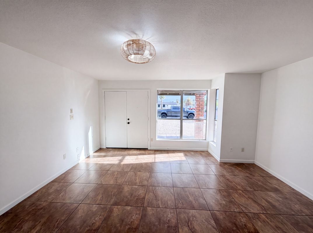 Photo 7 of 26 of 10501 W Loma Ln, Peoria, AZ