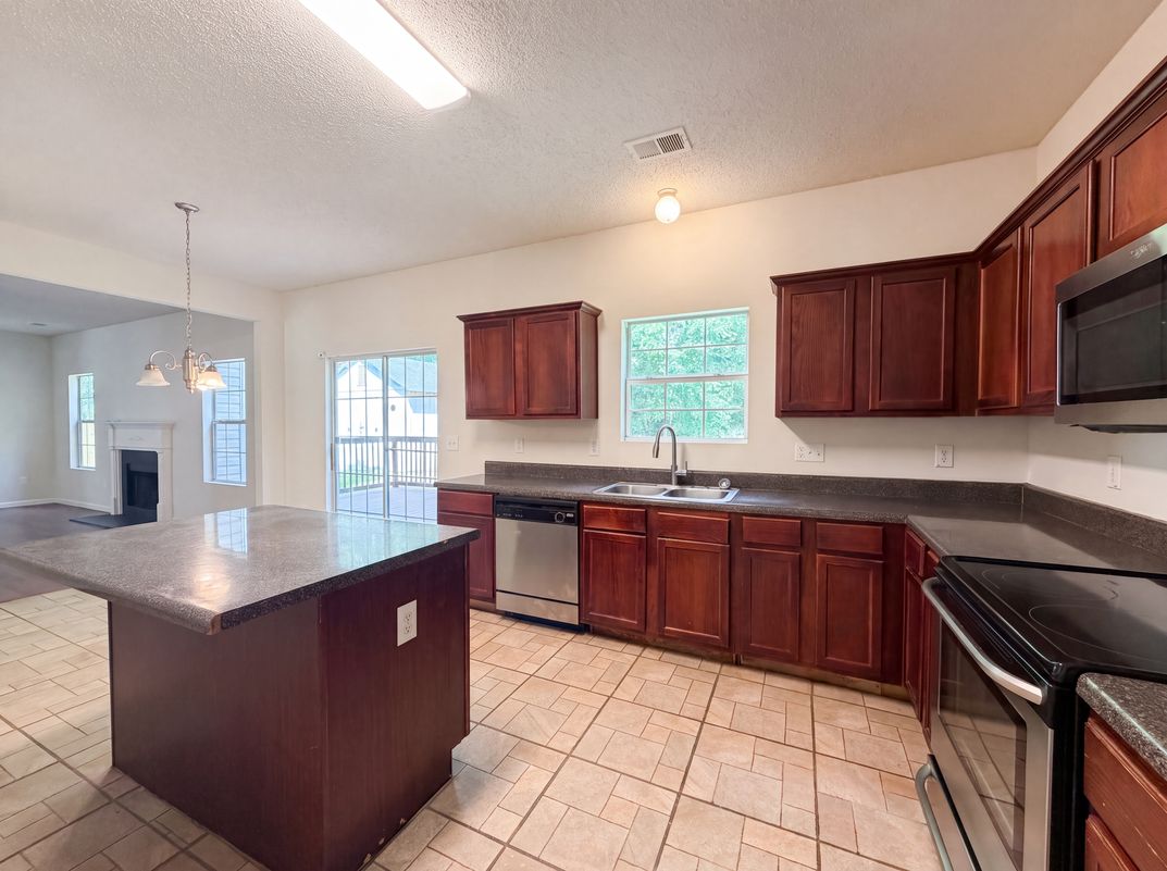 Photo 14 of 29 of 6257 Polar Fox Ct, Riverdale, GA