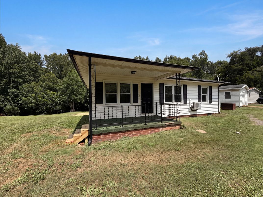 Photo 18 of 20 of 704 Morningside Dr, Mount Holly, NC