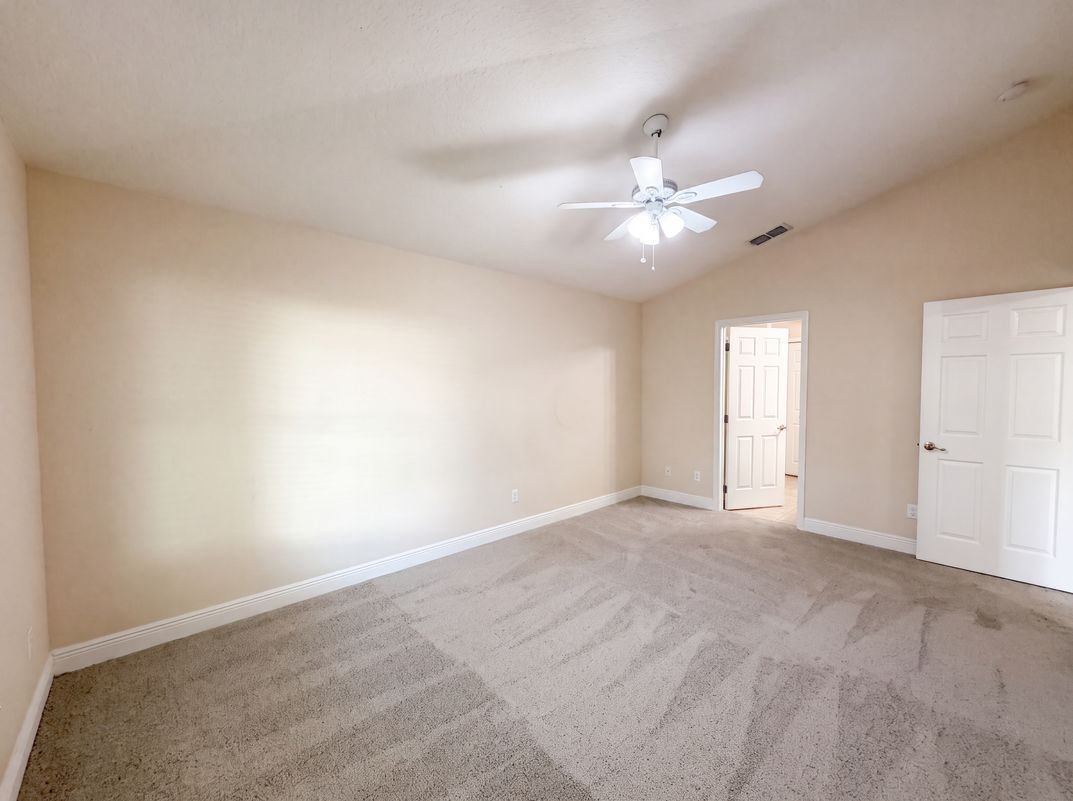 Photo 4 of 23 of 33137 Irongate Dr, Leesburg, FL