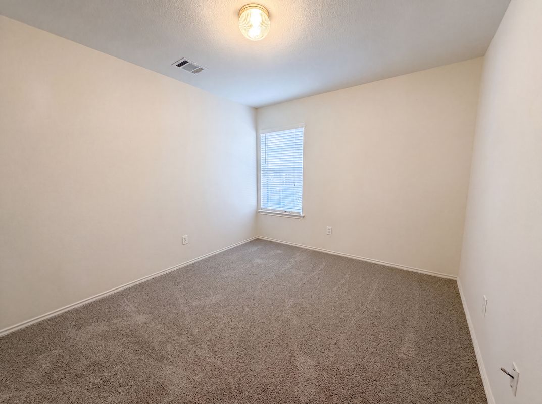Photo 13 of 21 of 109 Eagle Dr, Luling, TX