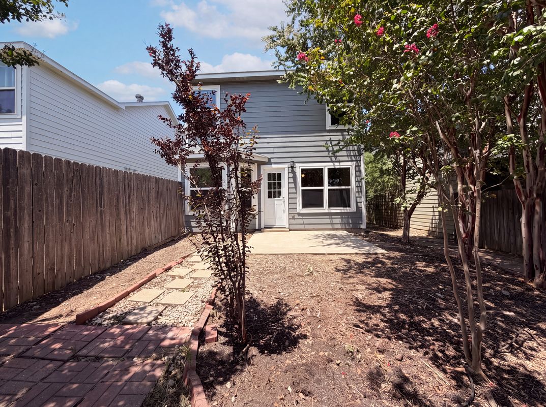 Photo 5 of 17 of 825 Village Point Ln, Fort Worth, TX