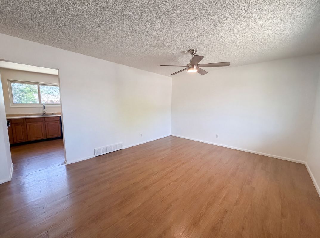Property photo 3 of 1902 E 116th Pl