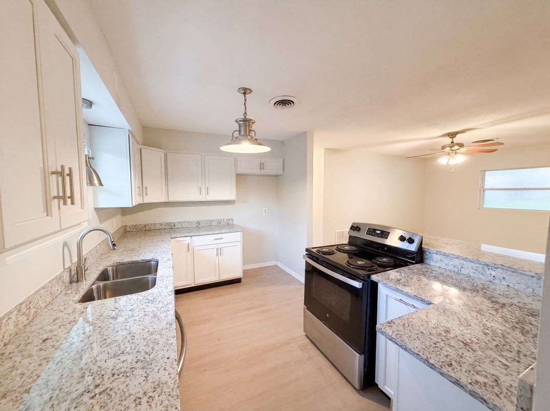 Photo 2 of 21 of 827 Dora Ave, Tavares, FL