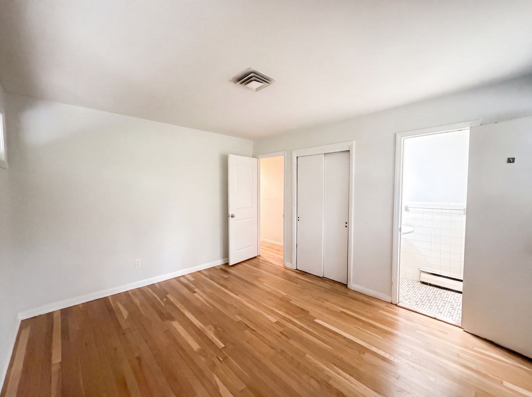 Photo 11 of 23 of 35 Dapp Ct, Elmwood Park, NJ