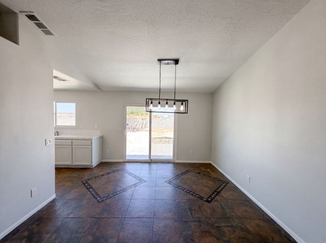 Photo 7 of 28 of 13185 Great Falls Ave, Victorville, CA