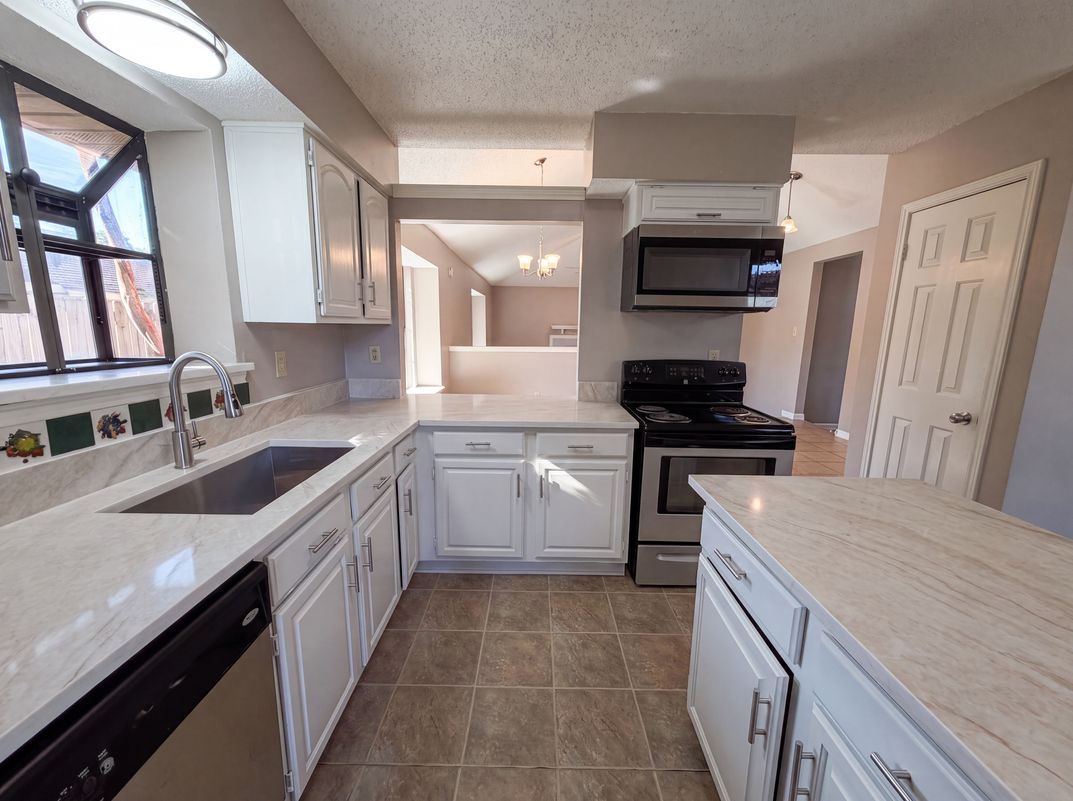 Photo 3 of 17 of 1503 Curtis Ln, Cedar Hill, TX