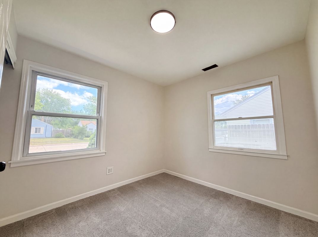 Photo 4 of 16 of 26375 Normandy St, Roseville, MI