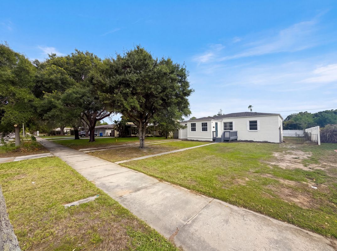 Photo 21 of 32 of 6129 5th Ave N, Saint Petersburg, FL