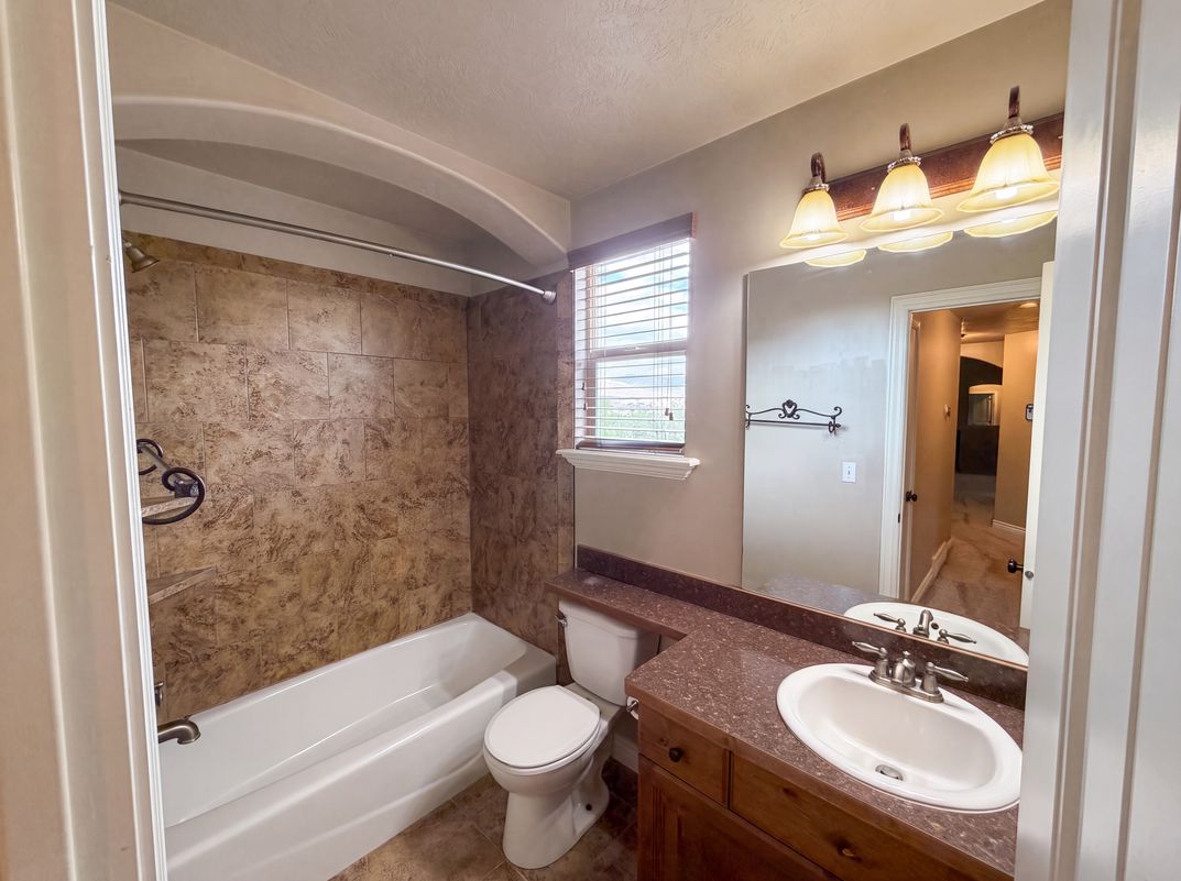 Photo 21 of 31 of 14496 S Fox Creek Dr, Herriman, UT