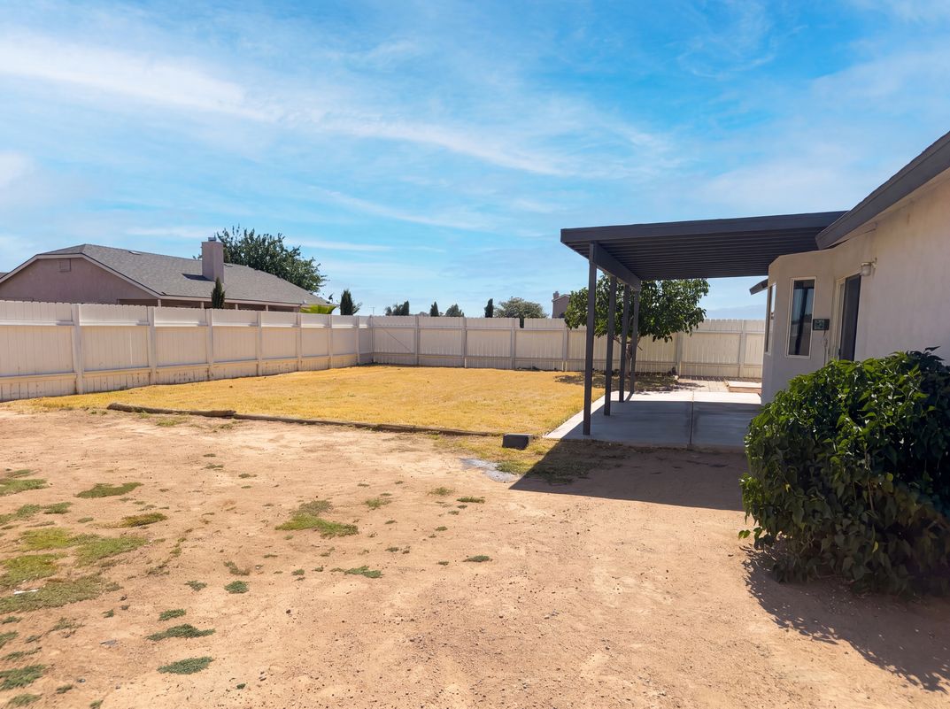 Photo 5 of 22 of 9712 Nipa Ave, California City, CA