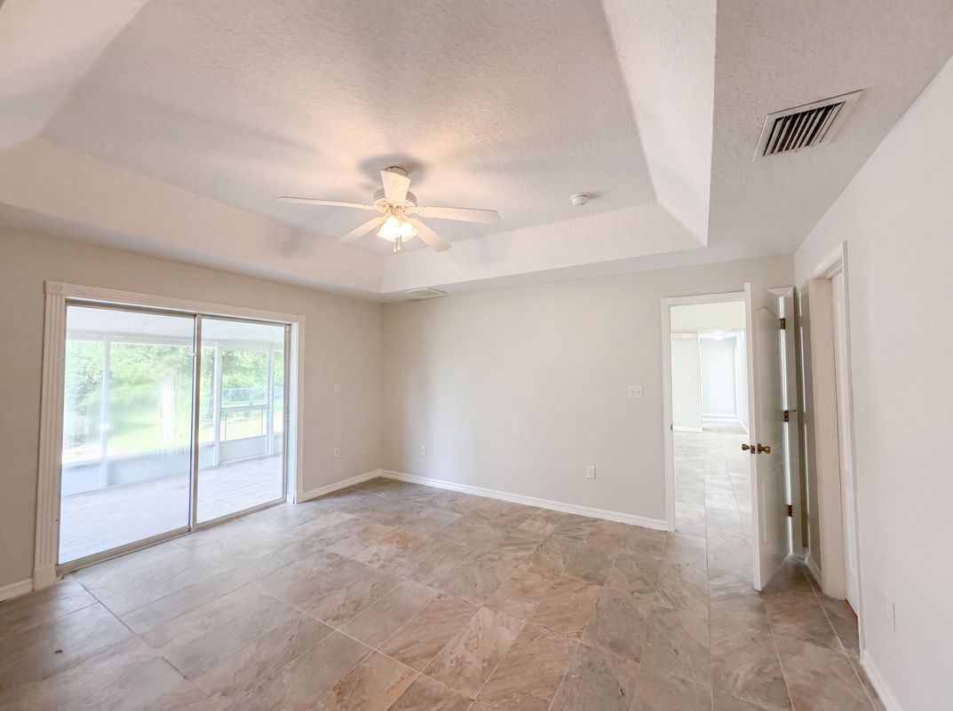 Photo 4 of 24 of 314 Dupont Cir, Howey In The Hills, FL