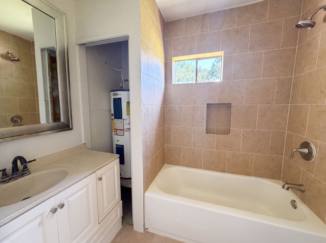 Photo 8 of 16 of 415 Mallie St, Conroe, TX