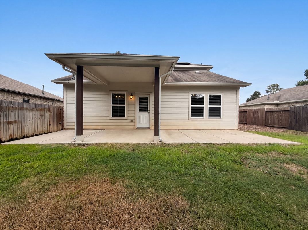 Photo 5 of 22 of 18664 Legend Oaks Dr, Magnolia, TX