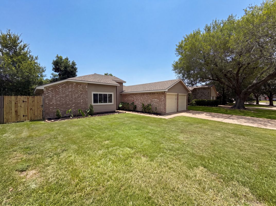 Photo 18 of 20 of 318 Floravista Dr, Webster, TX