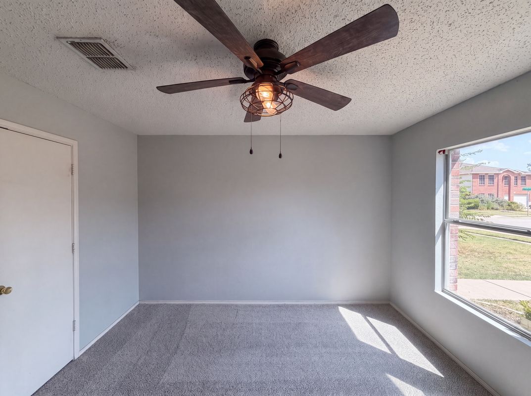 Photo 8 of 17 of 5244 New Castleton Ln, Fort Worth, TX