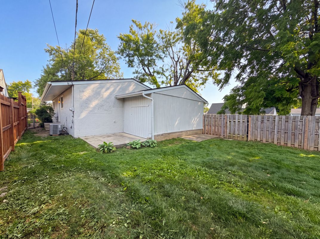 Photo 5 of 35 of 2884 Kingston Ave, Grove City, OH