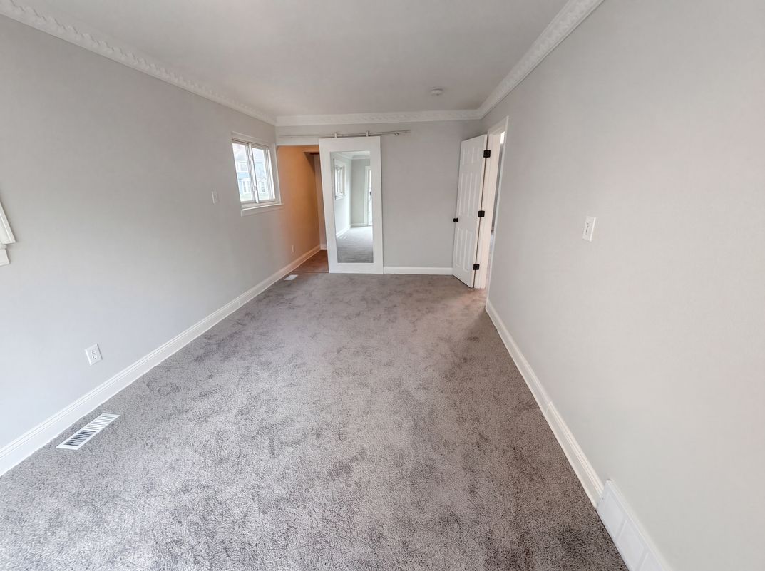 Photo 4 of 28 of 916 Longfellow Ave, Royal Oak, MI