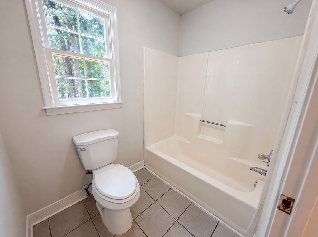 Photo 12 of 29 of 4379 Inns Brook Dr, Snellville, GA