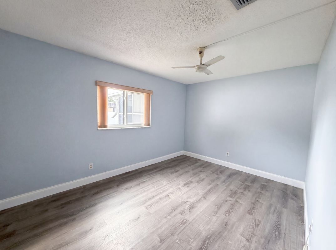 Photo 11 of 21 of 9605 NW 81st St, Tamarac, FL