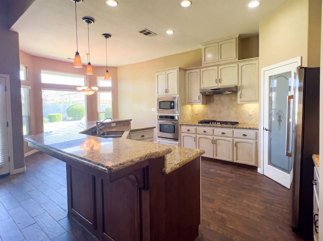 Photo 13 of 35 of 11904 Kenseth St, Bakersfield, CA
