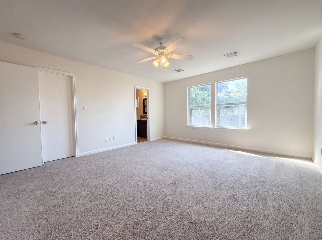 Photo 10 of 16 of 1620 Sunview Cir, New Braunfels, TX