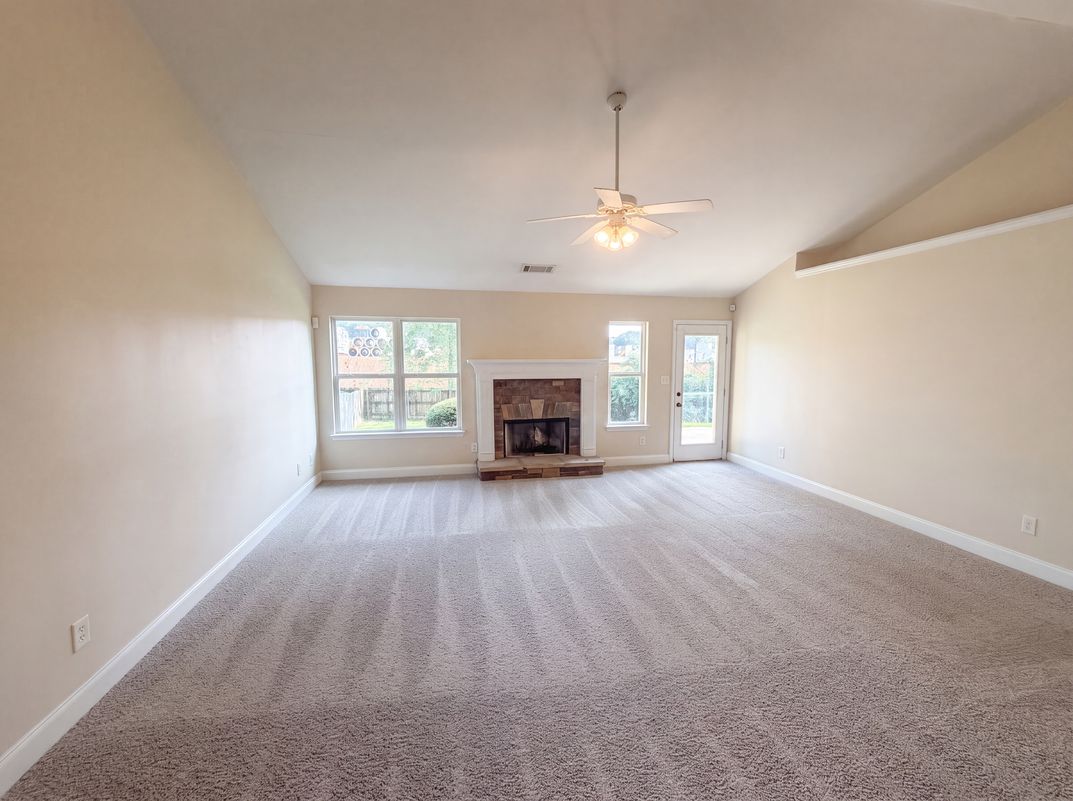 Photo 6 of 17 of 453 Castle Top Ln, Lawrenceville, GA