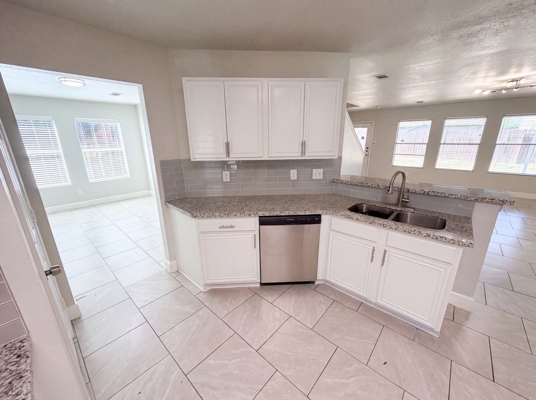 Photo 10 of 26 of 7327 Fox Hall Ln, Humble, TX
