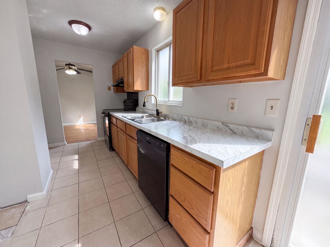 Photo 6 of 20 of 6786 Moss Ct, North Charleston, SC