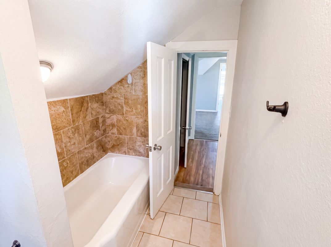 Photo 13 of 32 of 608 Howland Ave, Toledo, OH