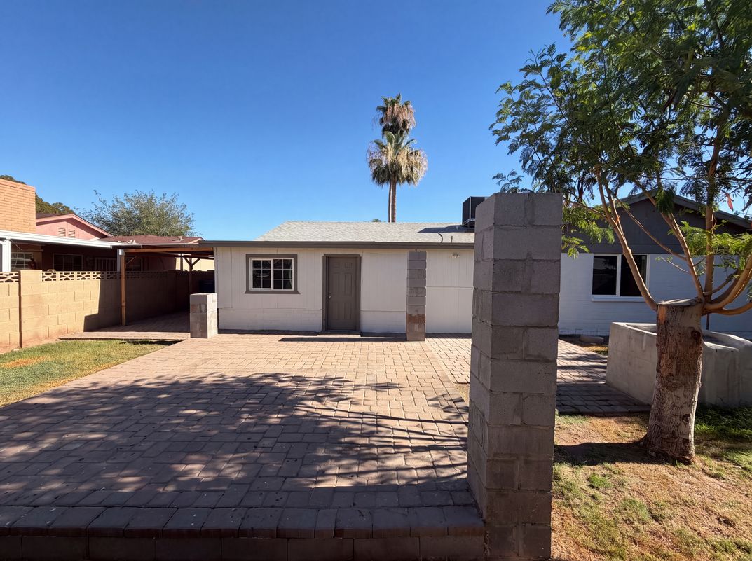 Photo 5 of 27 of 5617 W Hatcher Rd, Glendale, AZ