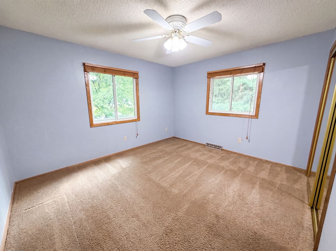 Photo 4 of 27 of 5243 Latta St, Saint Paul, MN