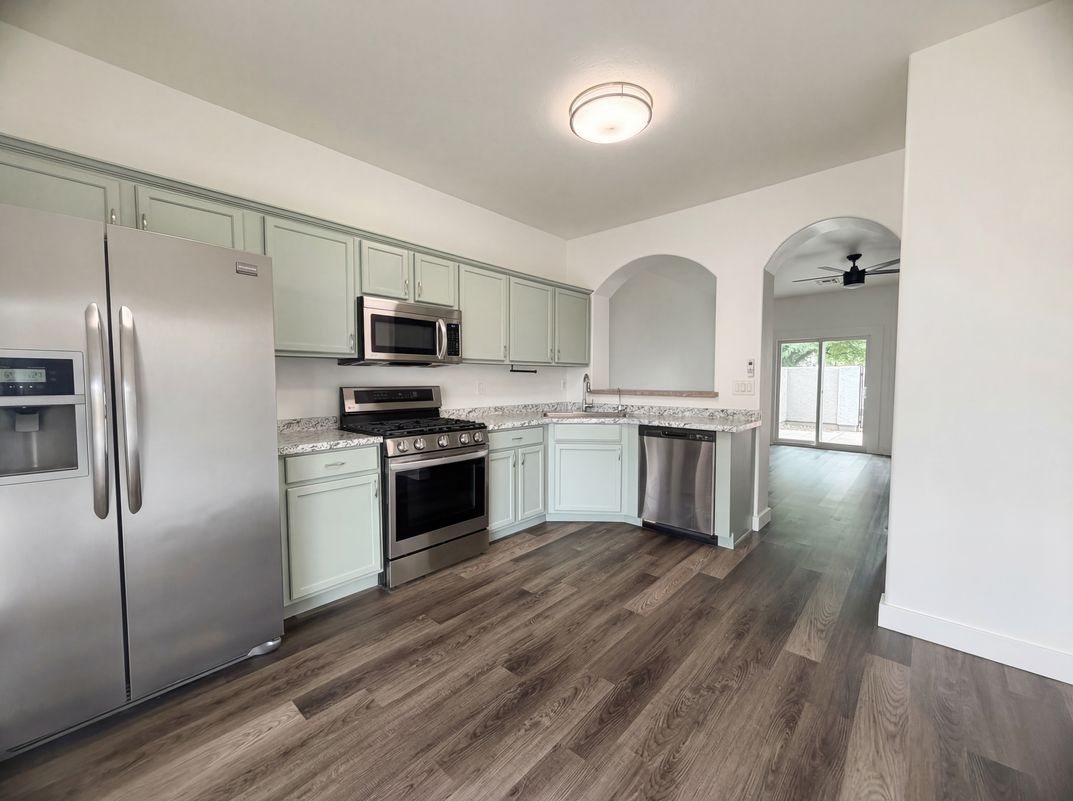 Property photo 2 of 3127 S Eugene