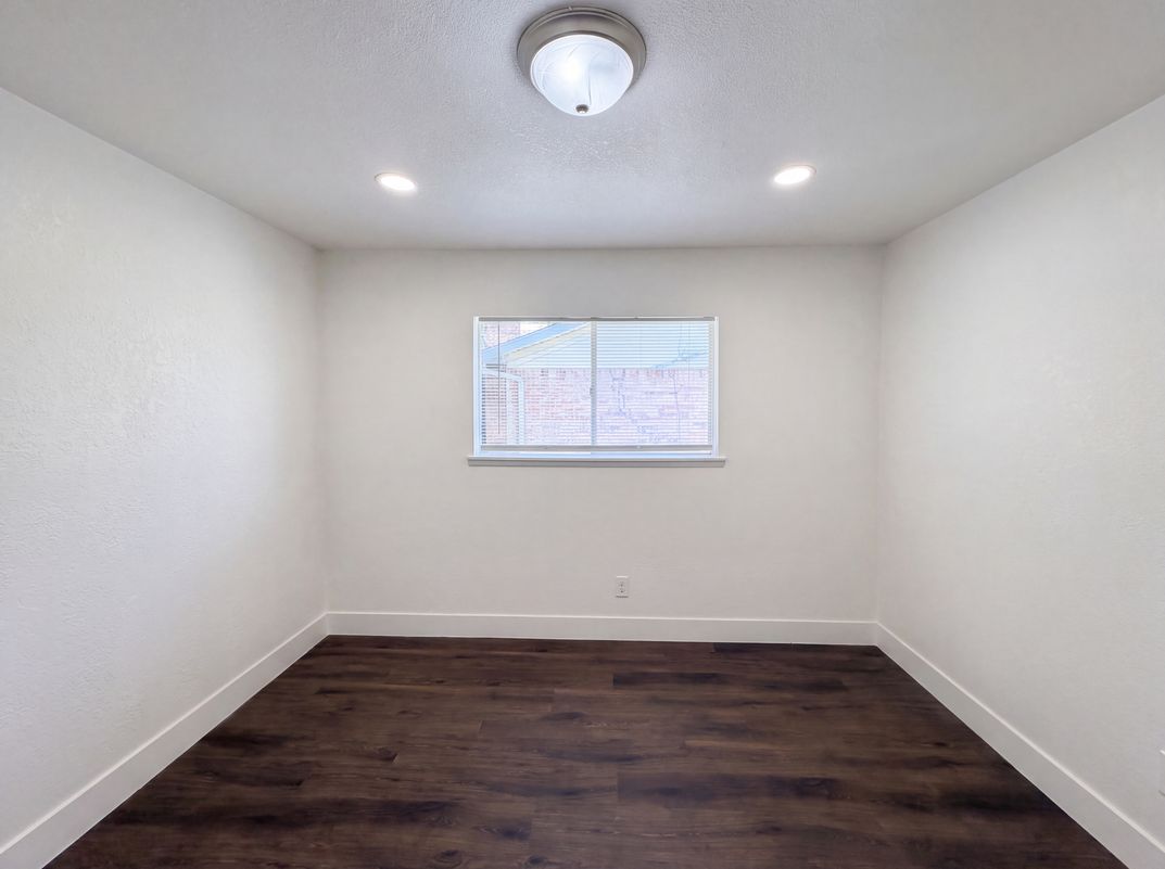 Photo 12 of 21 of 3111 Windsor Rd, Carrollton, TX