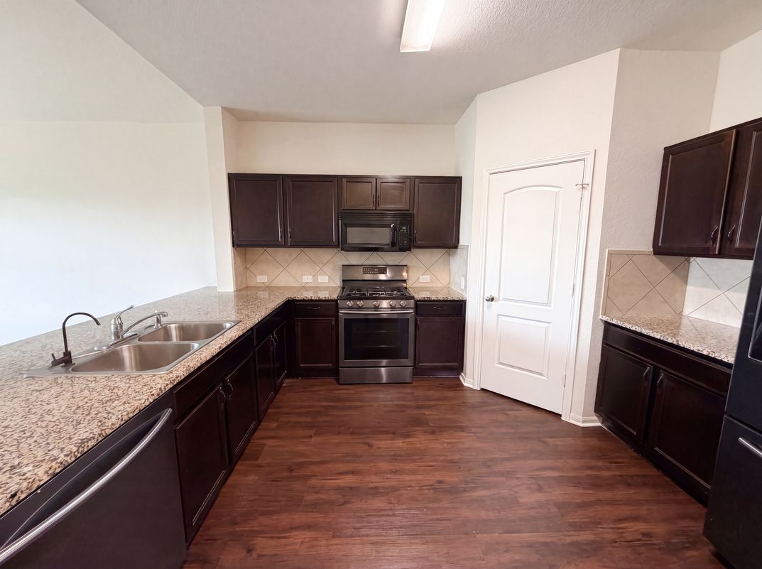 Property photo 2 of 706 Luna Vista Dr