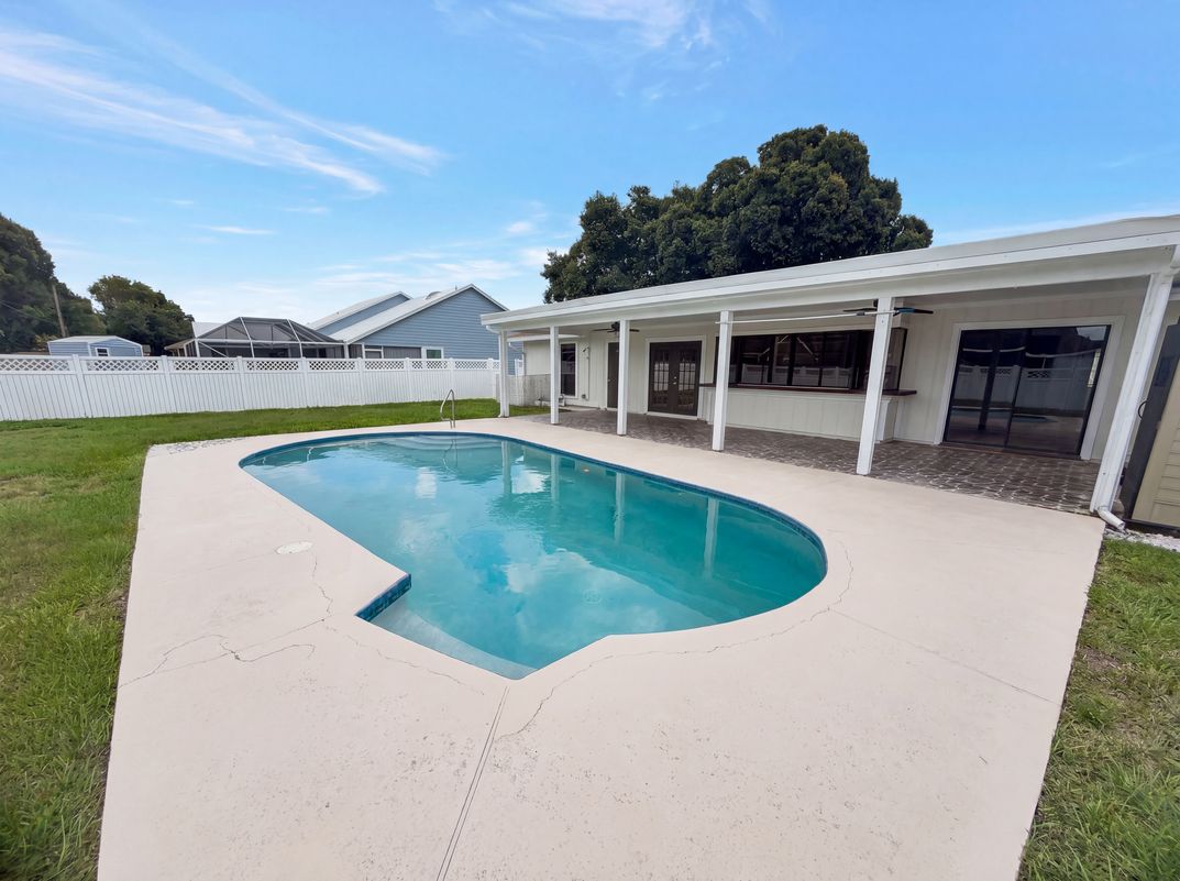 Photo 5 of 38 of 2305 SW Fern Cir, Port Saint Lucie, FL
