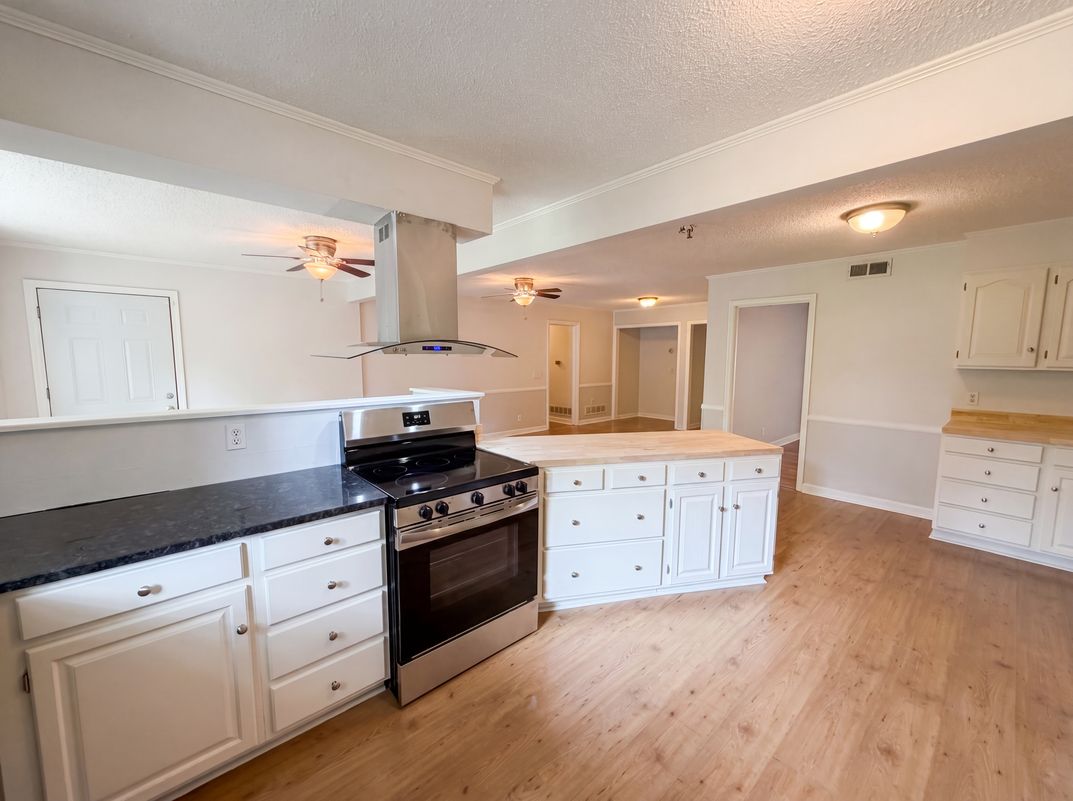 Photo 2 of 23 of 6456 Yorkshire Dr, Columbia, SC