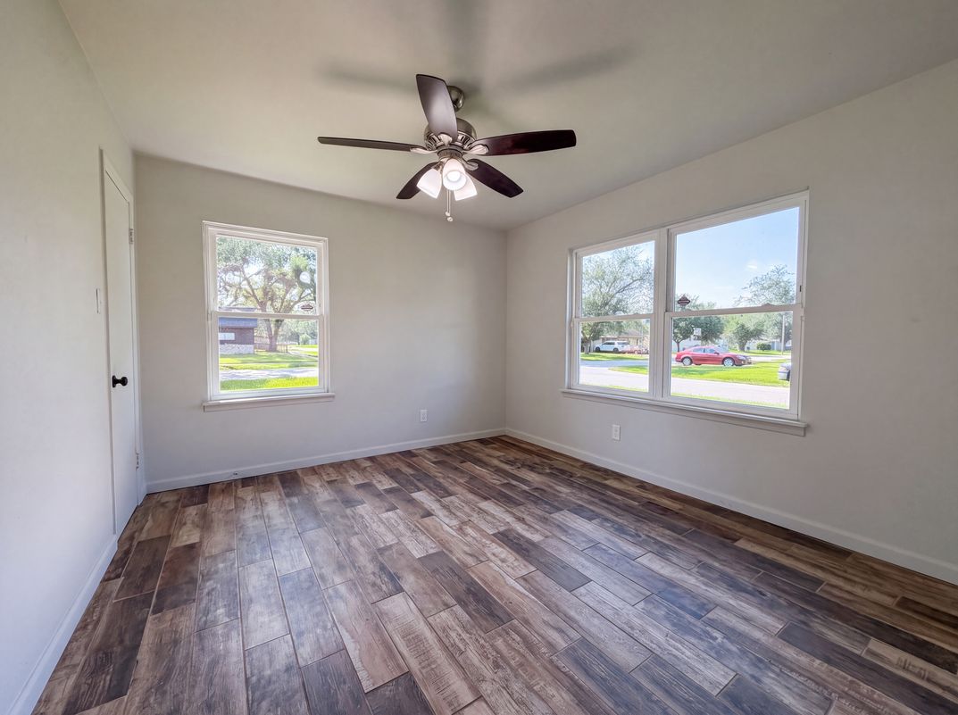 Photo 11 of 17 of 118 S Ringgold St, West Columbia, TX