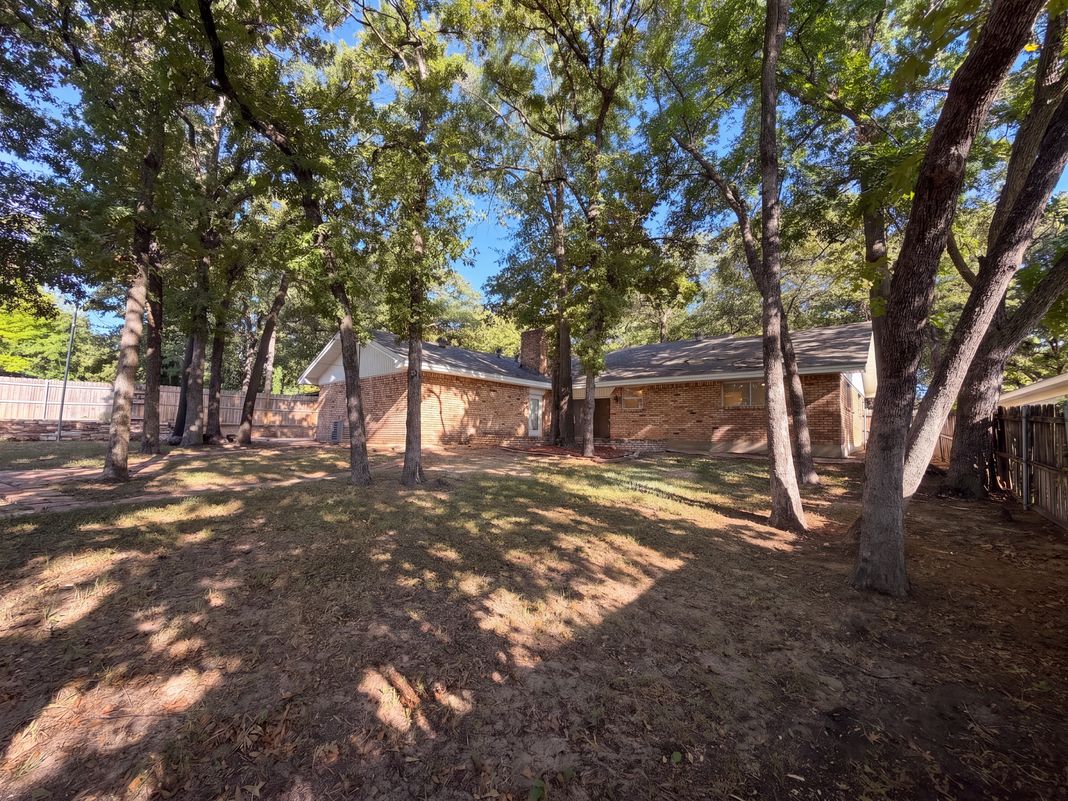 Photo 26 of 31 of 813 Wheelwood Dr, Hurst, TX