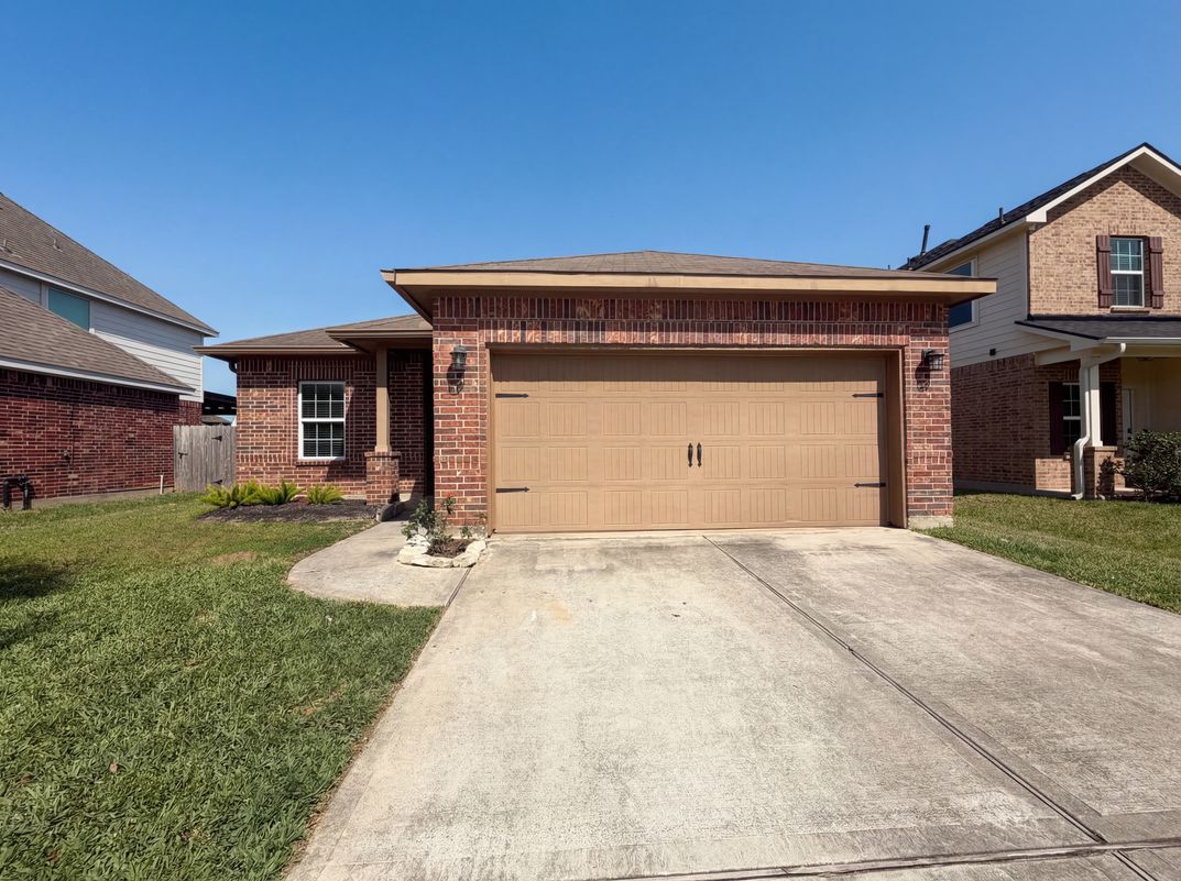 Photo 10 of 23 of 1038 Cash St, Alvin, TX
