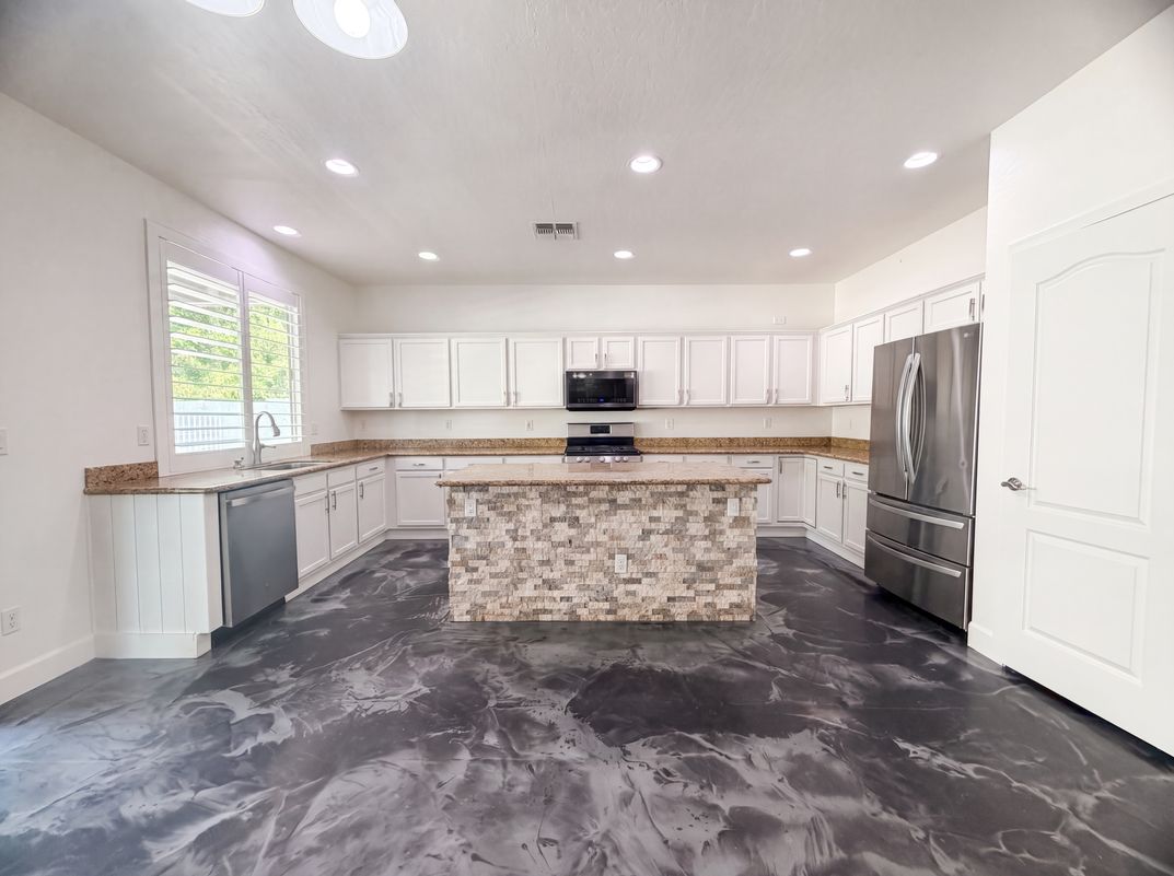 Property photo 2 of 2463 S Bristol