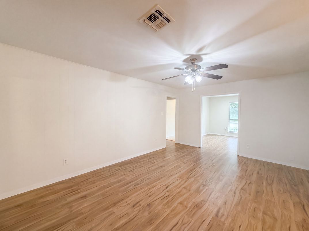 Photo 9 of 17 of 9538 Skyline Dr, Houston, TX