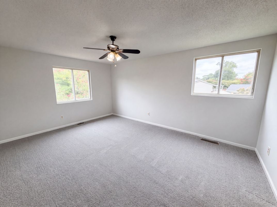 Photo 4 of 20 of 6786 Moss Ct, North Charleston, SC