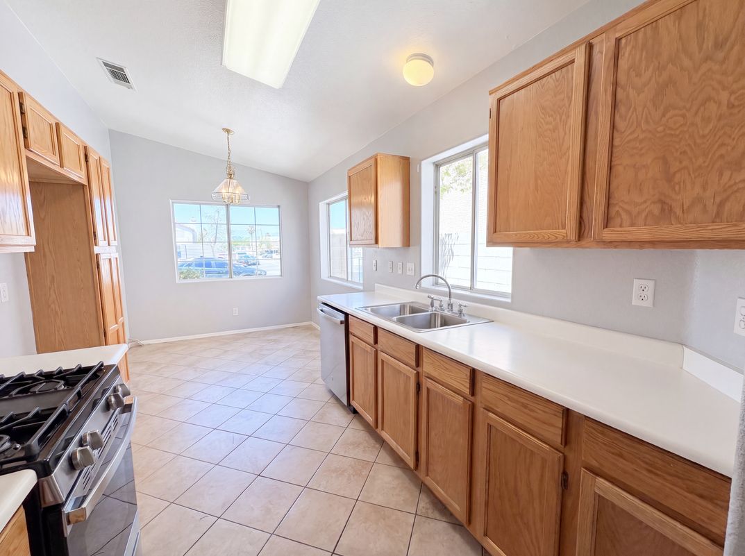 Photo 7 of 33 of 9121 Indian Breeze Dr, Las Vegas, NV