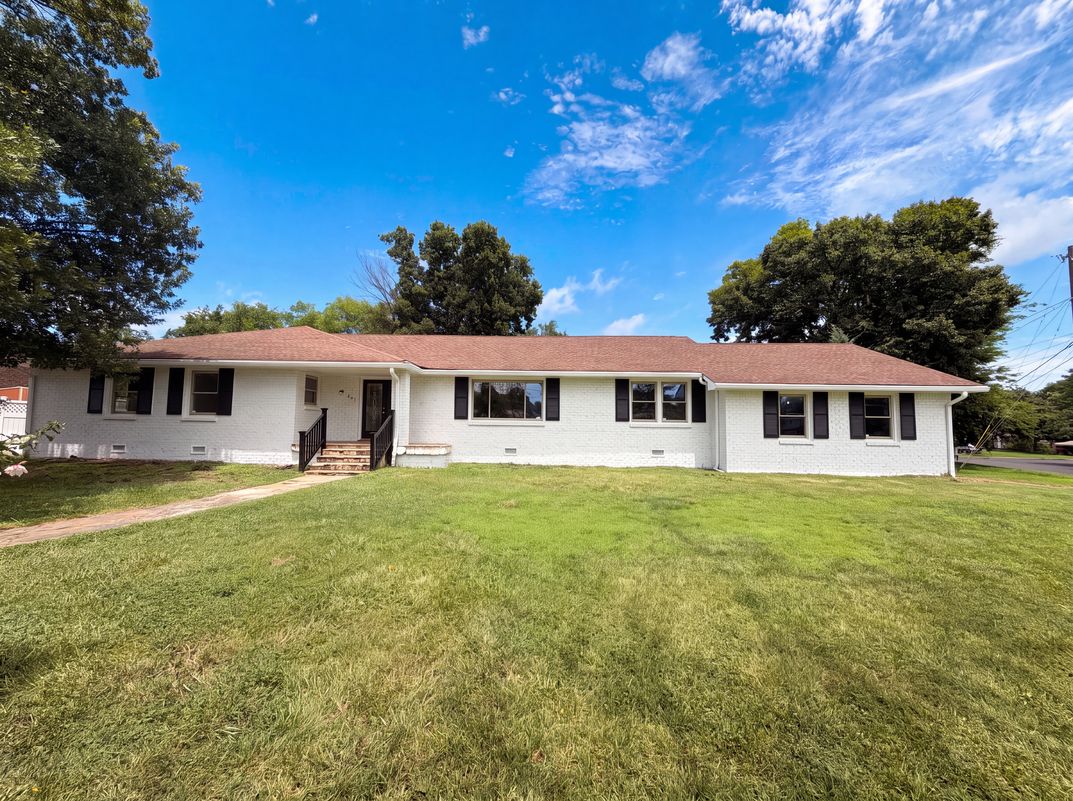 Property photo 1 of 212 Islandia Ct W