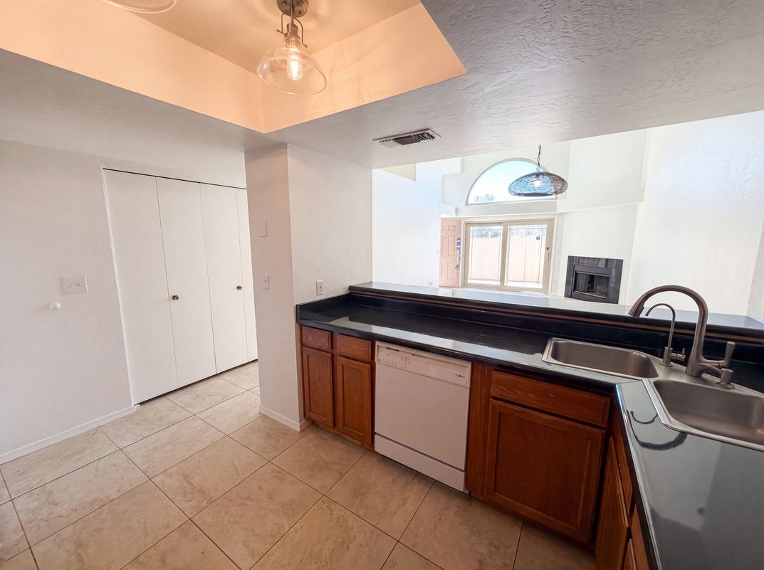 Photo 8 of 19 of 1111 W Summit Pl, Chandler, AZ