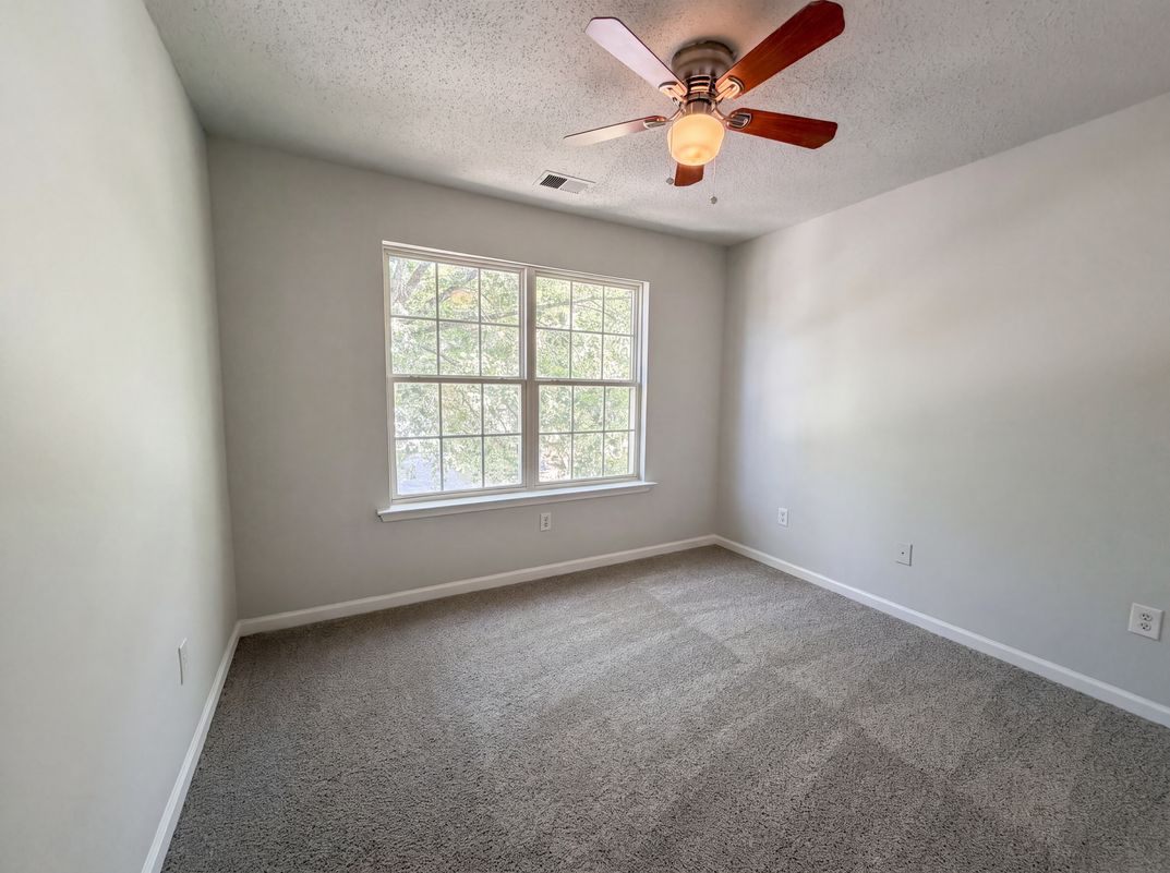 Photo 13 of 26 of 9 Bluff Ridge Ct, Greenville, SC