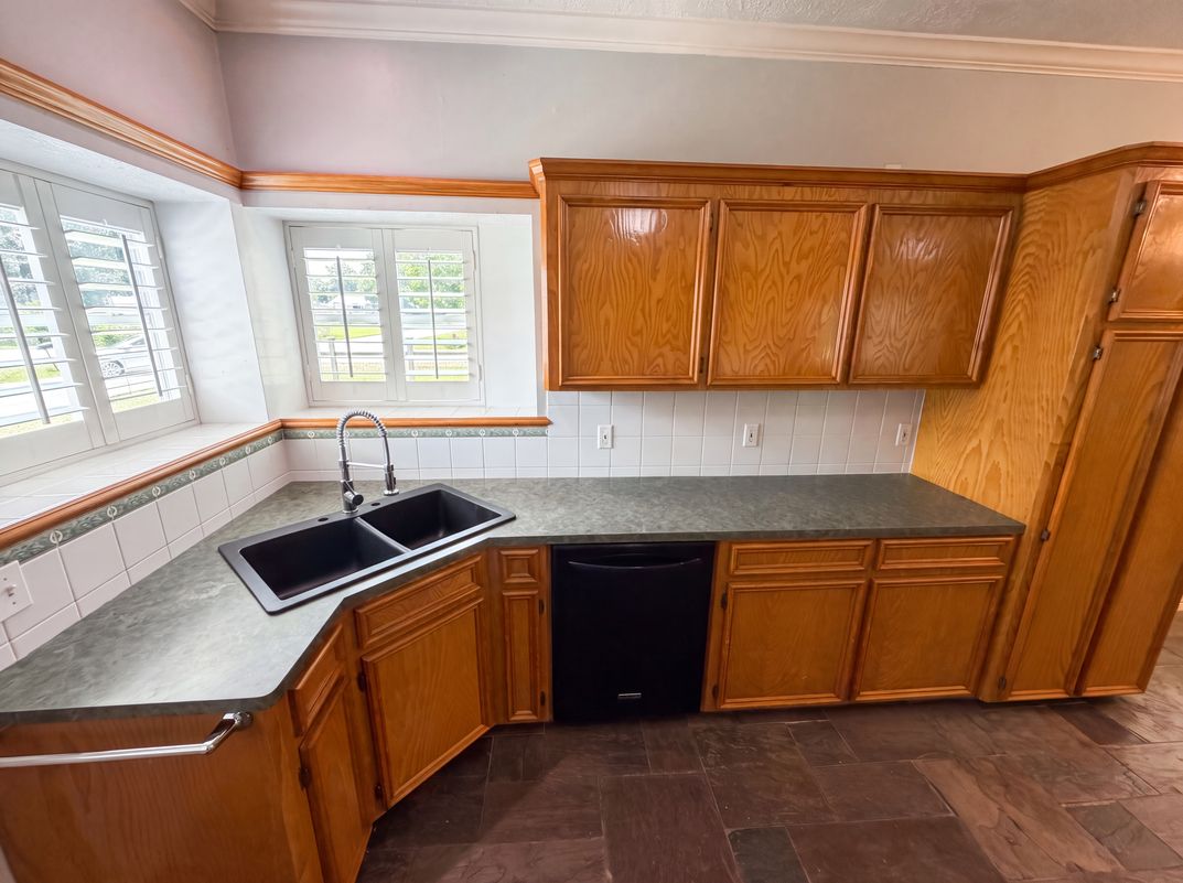 Photo 11 of 19 of 7934 Round Rock Dr, Houston, TX