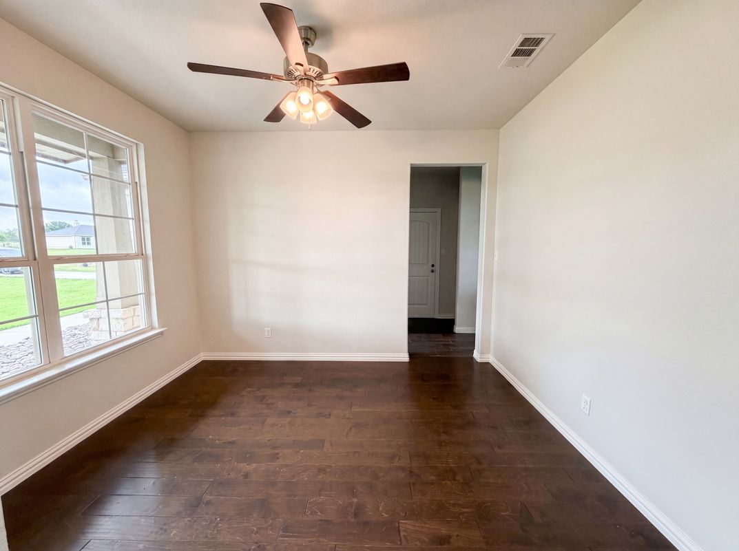 Photo 9 of 18 of 211 Spring Creek Cir, Paradise, TX