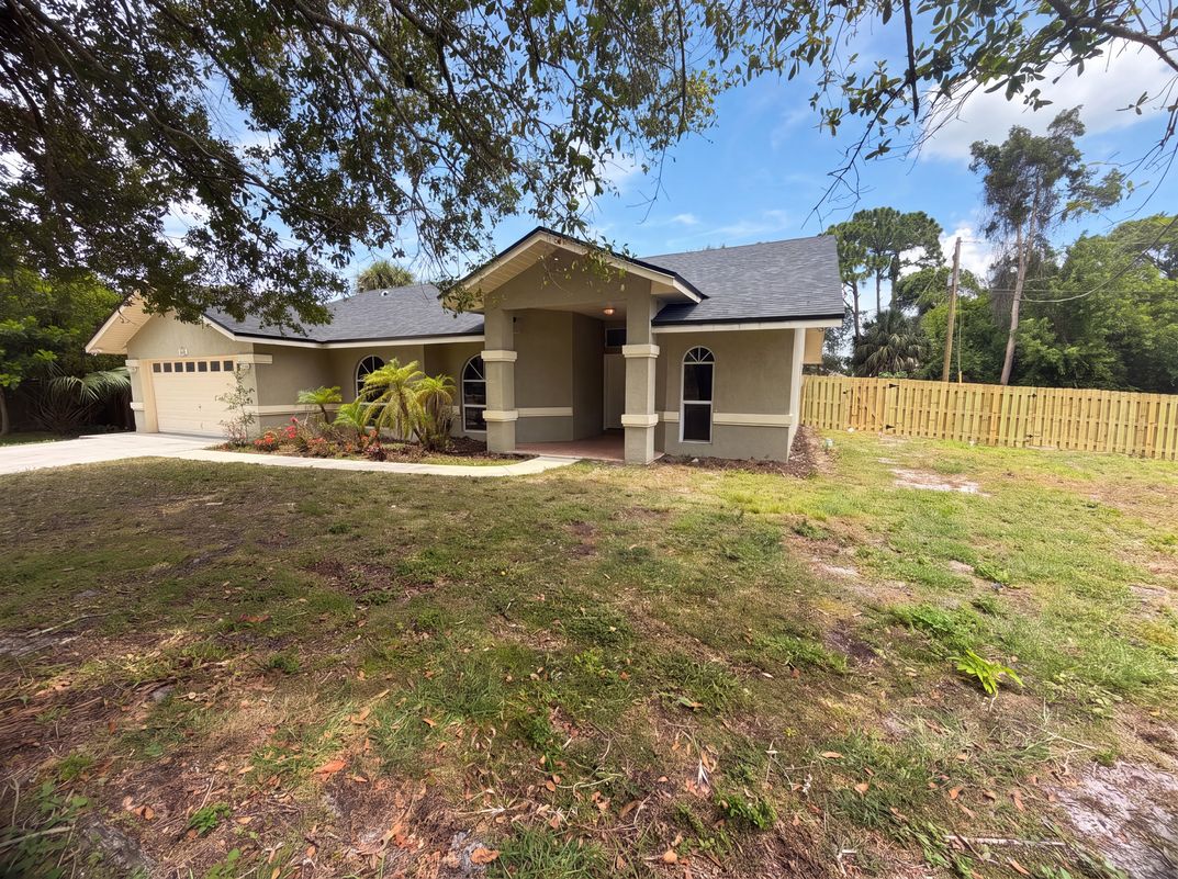 Photo 22 of 29 of 711 SE Celtic Ave, Port Saint Lucie, FL